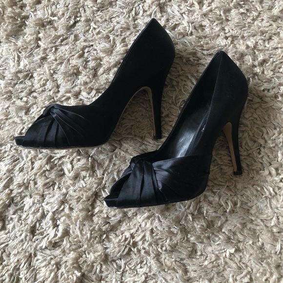 ALDO~ Black satin heels - Picture 2 of 8
